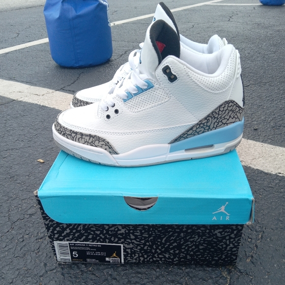 Air Jordan 3 Retro, UNC - Picture 1 of 5